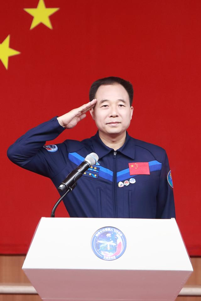 景海鹏的军级级别，正军级还是副军级？，景海鹏的军级级别，正军级还是副军级？