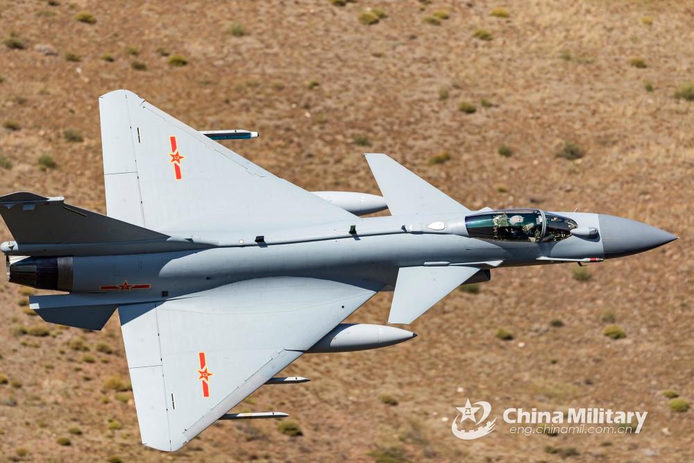 歼-10C战斗机驾驶舱，现代化空中力量的核心，现代化空中力量的核心，歼-10C战斗机驾驶舱揭秘