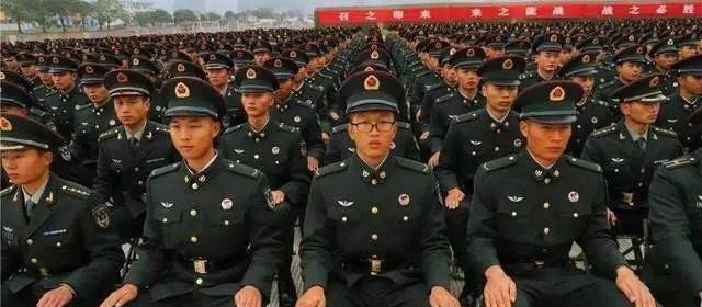 集团军是军吗？——对现代军事组织结构的探讨，集团军与现代军事组织结构，是军吗？深度探讨