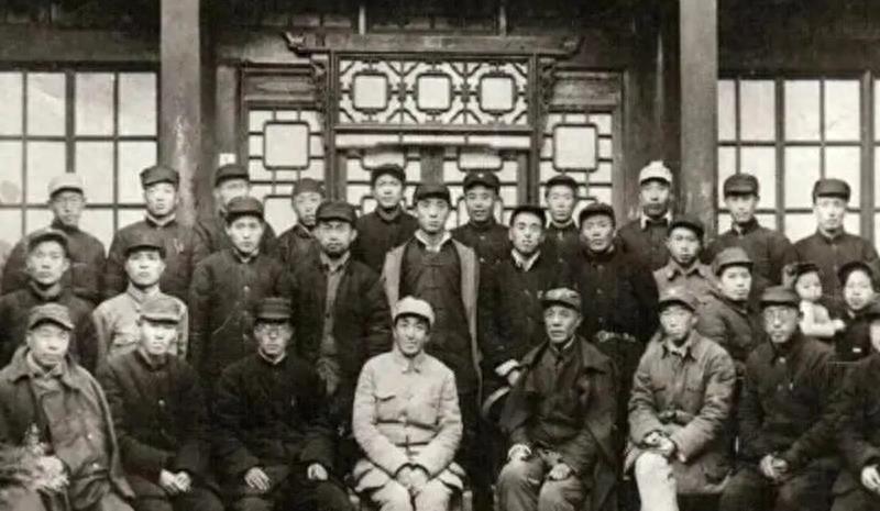 中央军事频道，爱我人民，爱我军，中央军事频道，热爱人民，致敬军队