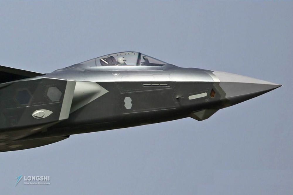 歼-16与F-22，谁更胜一筹？，歼-16与F-22对决，谁更胜一筹？
