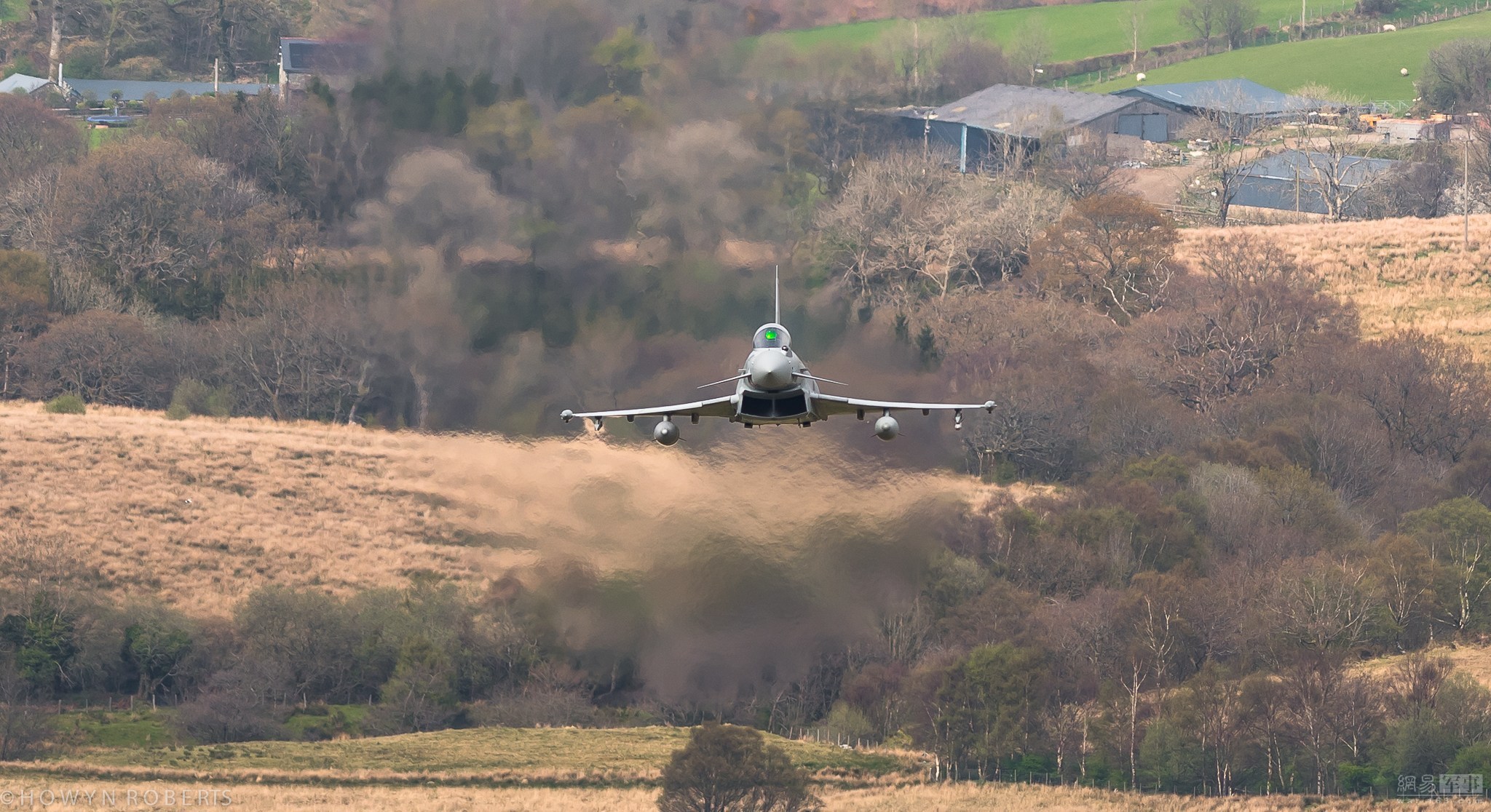 战斗机在农村上空来回飞行,一种别样的视角,战斗机农村上空翱翔,独特视角展现别样风采