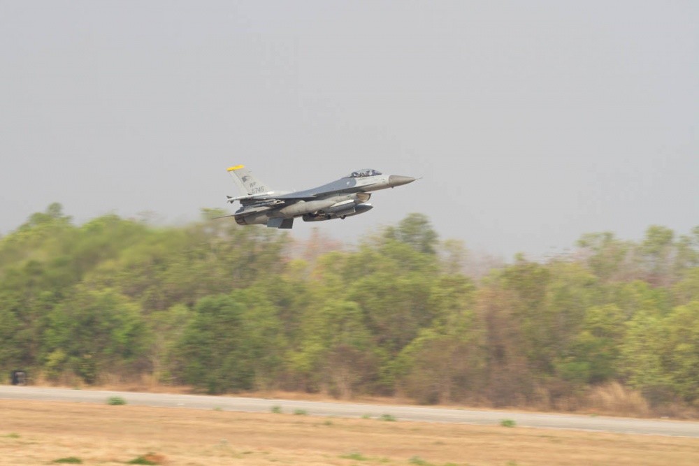 战斗机在农村上空来回飞行,一种别样的视角,战斗机农村上空翱翔,独特视角展现别样风采
