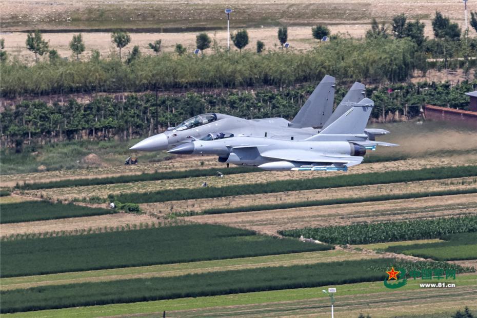 战斗机在农村上空来回飞行,一种别样的视角,战斗机农村上空翱翔,独特视角展现别样风采
