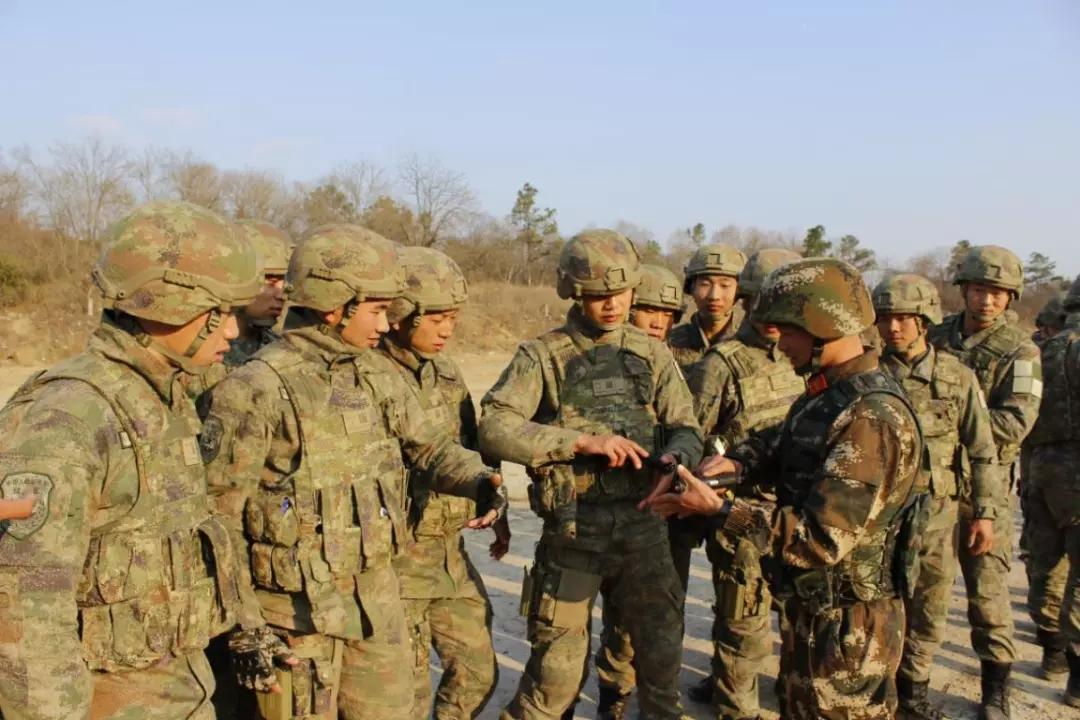 星空迷彩服全军换装了吗?——中国军队服饰变革的探讨,中国军队服饰变革,星空迷彩服是否已全军换装?