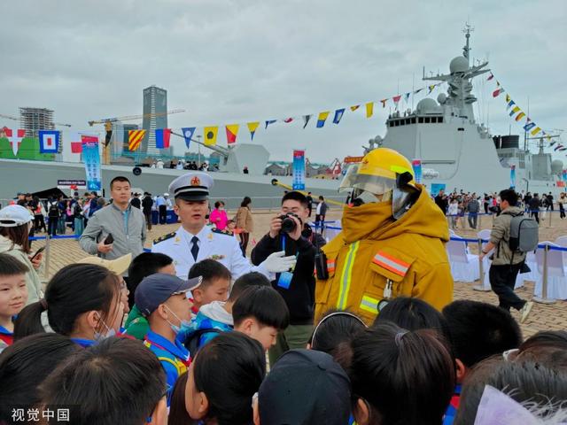 青岛特色街与海军节,城市文化与海洋荣耀的交织,青岛特色街与海军节,城市文化与海洋荣耀的璀璨交融