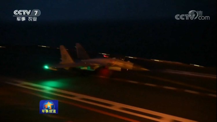 歼-15夜间在辽宁舰上起降，展现中国海军航空兵的实力与勇气，歼-15夜间辽宁舰起降，海军航空兵实力与勇气的展现
