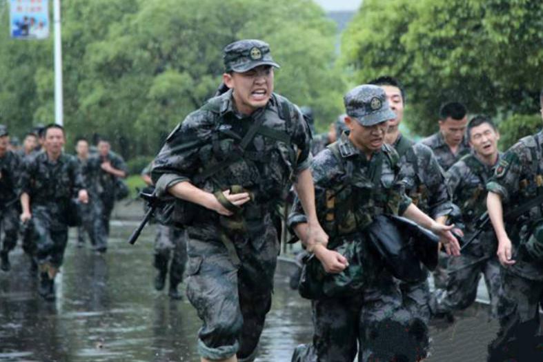 二次入伍遭遇老兵欺负，挑战与成长之路，二次入伍遭遇老兵欺负，挑战中的成长之路