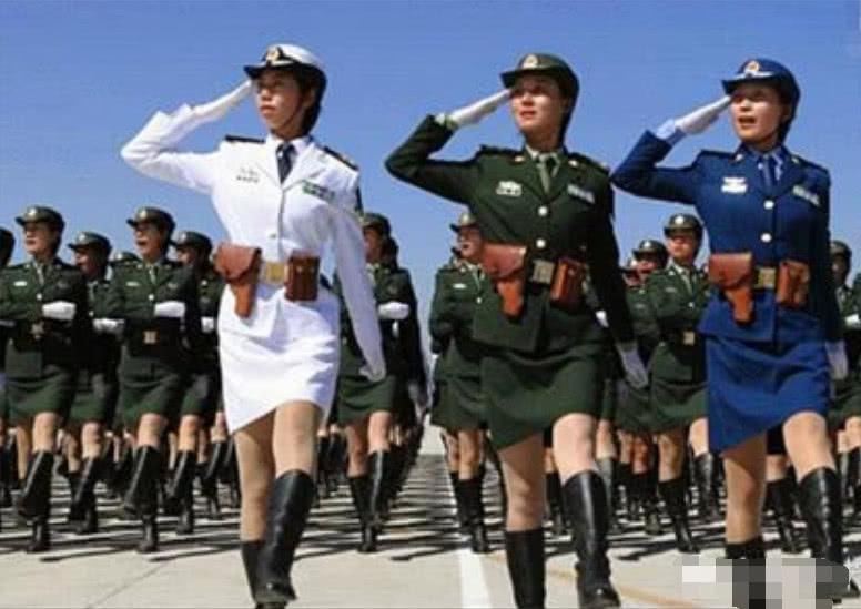 女兵中同样有美丽的风景线，女兵中的独特魅力，军中美丽风景线
