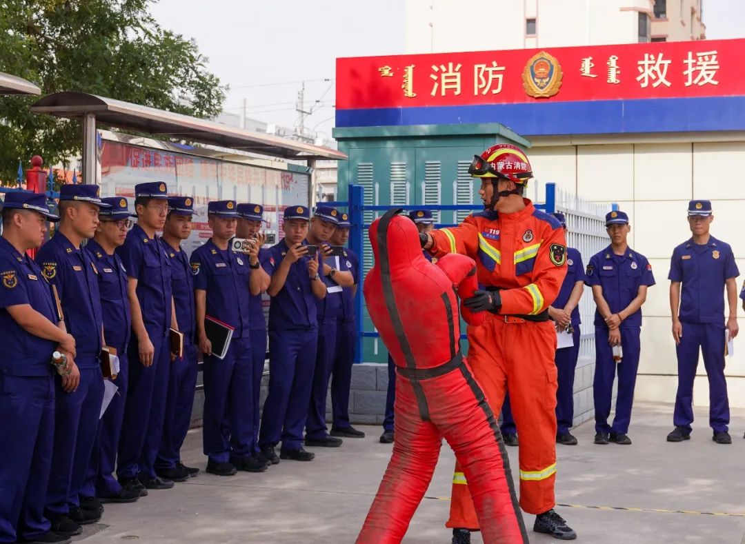 内蒙乌海消防老兵与新兵之间的挑战与融合,内蒙乌海消防新兵老兵间的挑战与融合之道