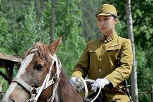 中国人民解放军仪仗队女兵抱着孩子的形象，荣耀与母爱的交织，中国人民解放军仪仗队女兵抱子形象，荣耀与母爱的完美交融