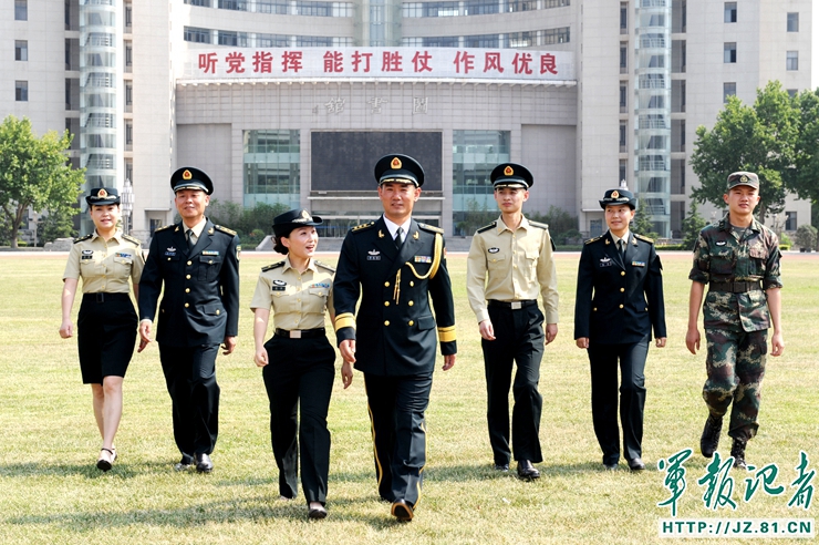 解放军各军种军服颜色的历史演变与现代特征,解放军军服演变史,军种色彩的历史演变与现代特色