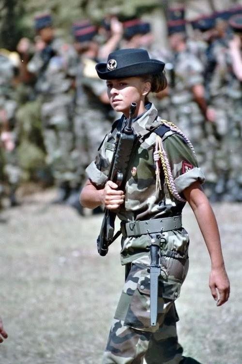 哪里的女兵最漂亮，美丽与力量的完美结合，美丽与力量并存，女兵风采展现最炫风采