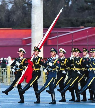 三军仪仗队升国旗图片，荣耀与尊严的象征，三军仪仗队升国旗瞬间，荣耀与尊严的永恒象征