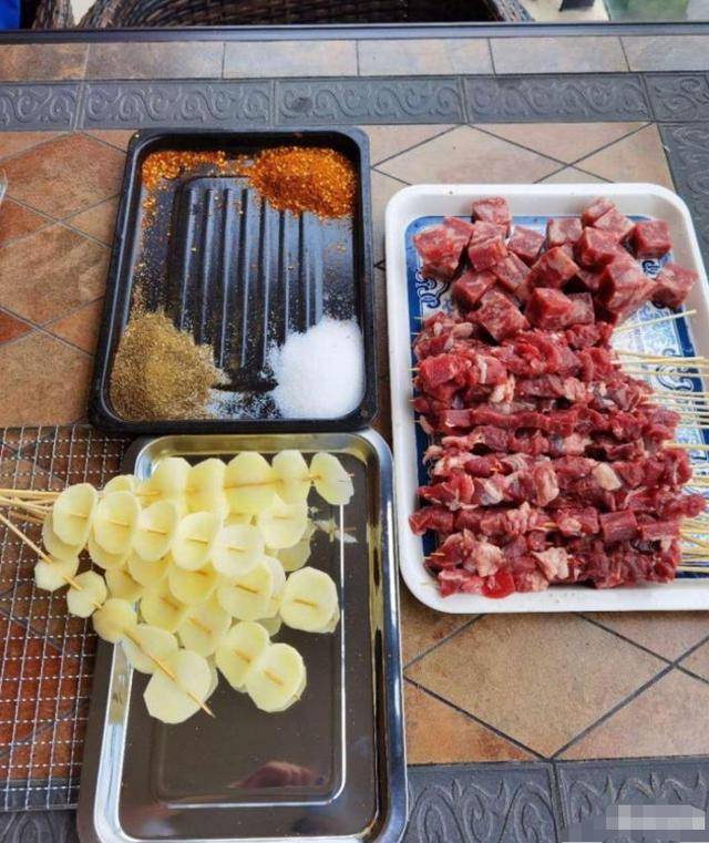 今天全家人在一起烤串，家庭欢乐烤串日