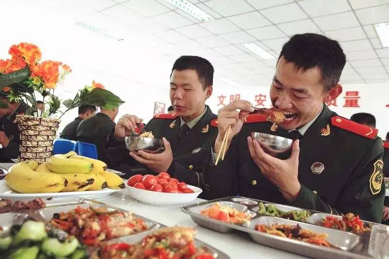解放军伙食,展现军魂与力量的背后故事,解放军伙食背后的军魂与力量故事