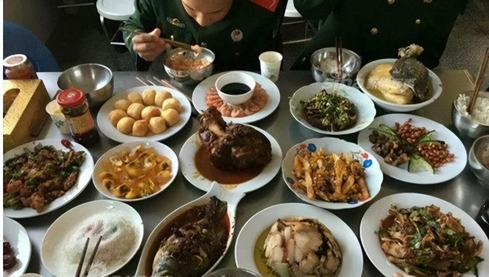 解放军伙食,展现军魂与力量的背后故事,解放军伙食背后的军魂与力量故事