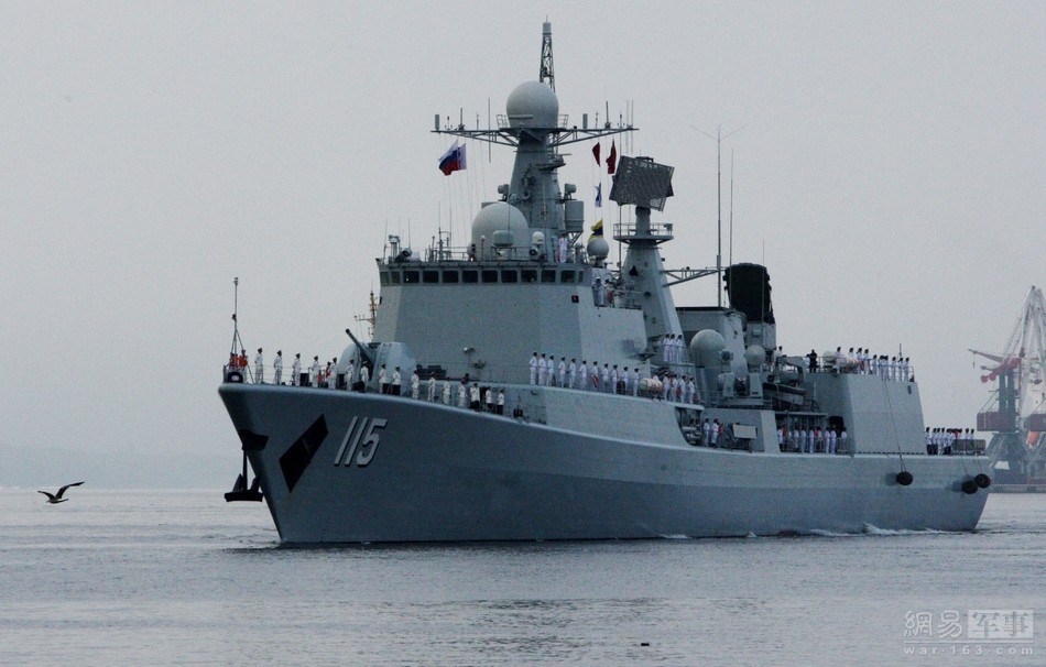 中国海军首艘航母辽宁舰