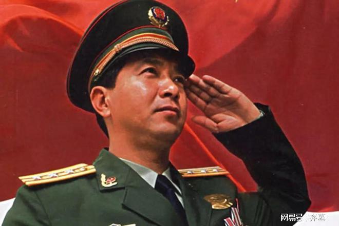 丁晓兵独臂拿枪照片，坚韧不拔的精神象征，丁晓兵独臂拿枪照片，坚韧精神的象征