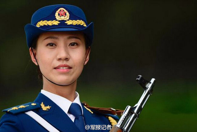 中国女兵方队领队，展现新时代巾帼英雄的风采，中国女兵方队领队展现新时代巾帼英雄风采