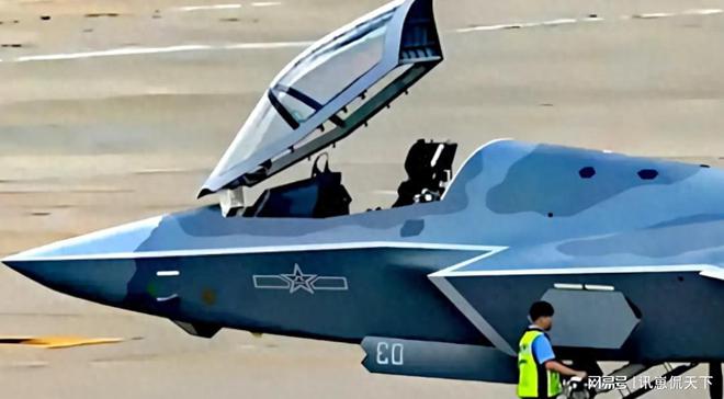 关于055被空军欺负事件的深度探讨，空军与海军博弈揭秘，深度探讨055驱逐舰遭遇事件背后的真相