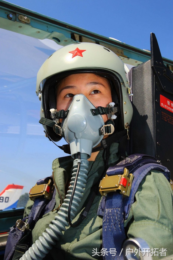中国空军飞行员衣服图片，展现英勇与荣耀的象征，中国空军飞行员制服，英勇与荣耀的标志性象征图片展示