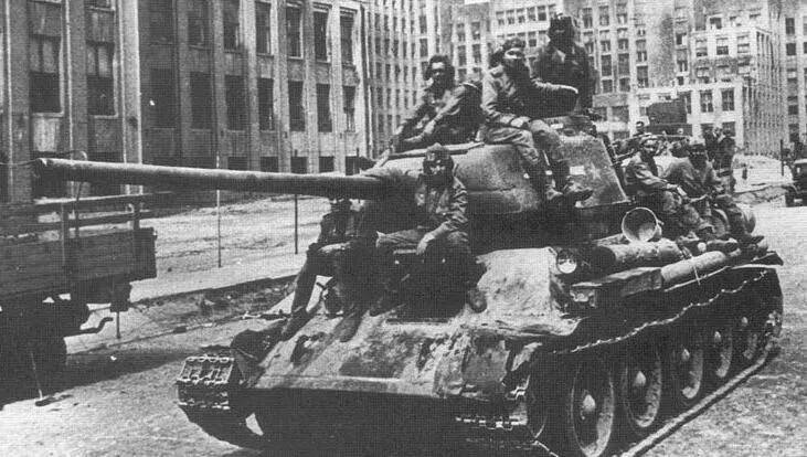 二战豹式与T-34，谁更胜一筹？，豹式与T-34二战对决，谁技高一筹？