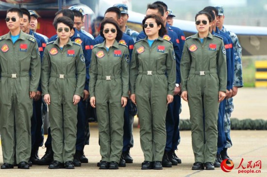中国女兵飞行员照片，展现英勇无畏与坚毅不屈的精神风貌，中国女兵飞行员风采，英勇无畏与坚毅不屈的精神风貌展现