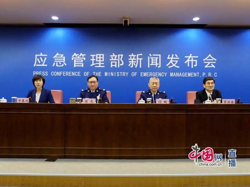 最新新闻及点评摘抄，最新新闻与点评摘要