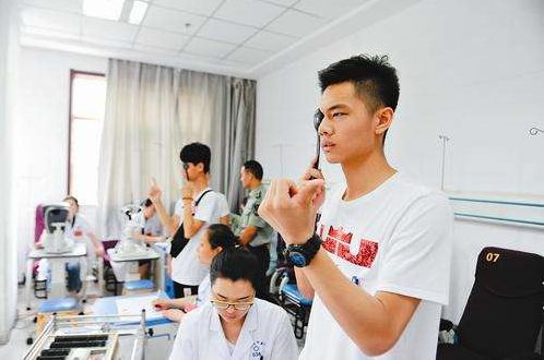 当兵眼睛近视体检过了，一个关于适应与挑战的故事，当兵近视挑战成功，适应与成长的军旅故事
