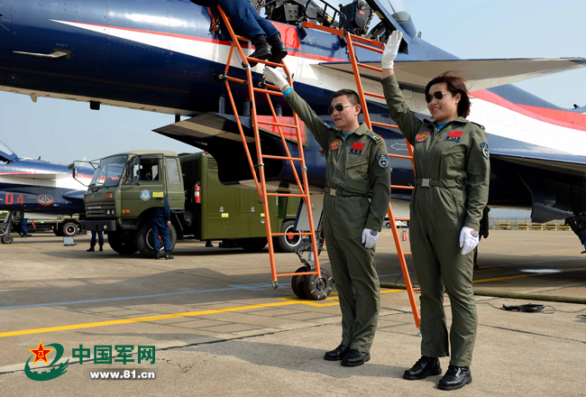 八一飞行表演队女飞行员名单——翱翔蓝天的女勇士们,八一飞行表演队女飞行员名单揭秘,翱翔蓝天的女勇士风采展示