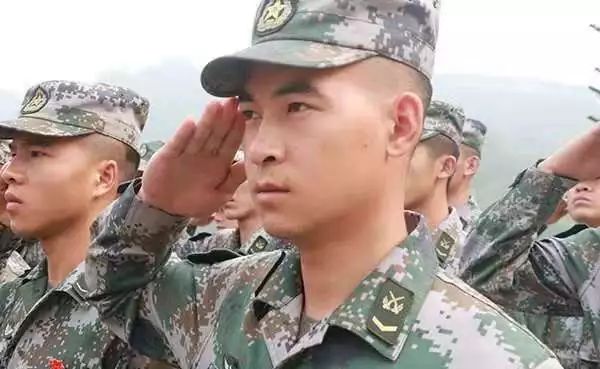 断臂军人丁小兵的荣誉与奋斗,现在的级别与未来展望,断臂军人丁小兵的荣誉之路,奋斗、级别晋升与未来展望