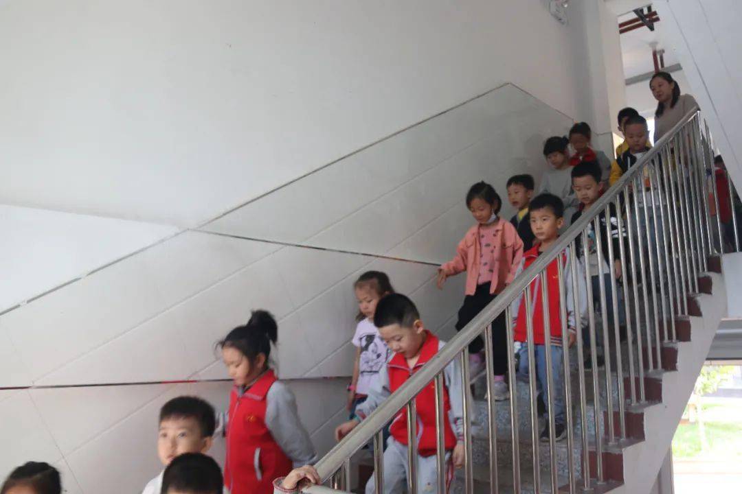 小学生新闻播报,培养小小新闻人的种子,小学生新闻播报,培育小小新闻人种子计划启动