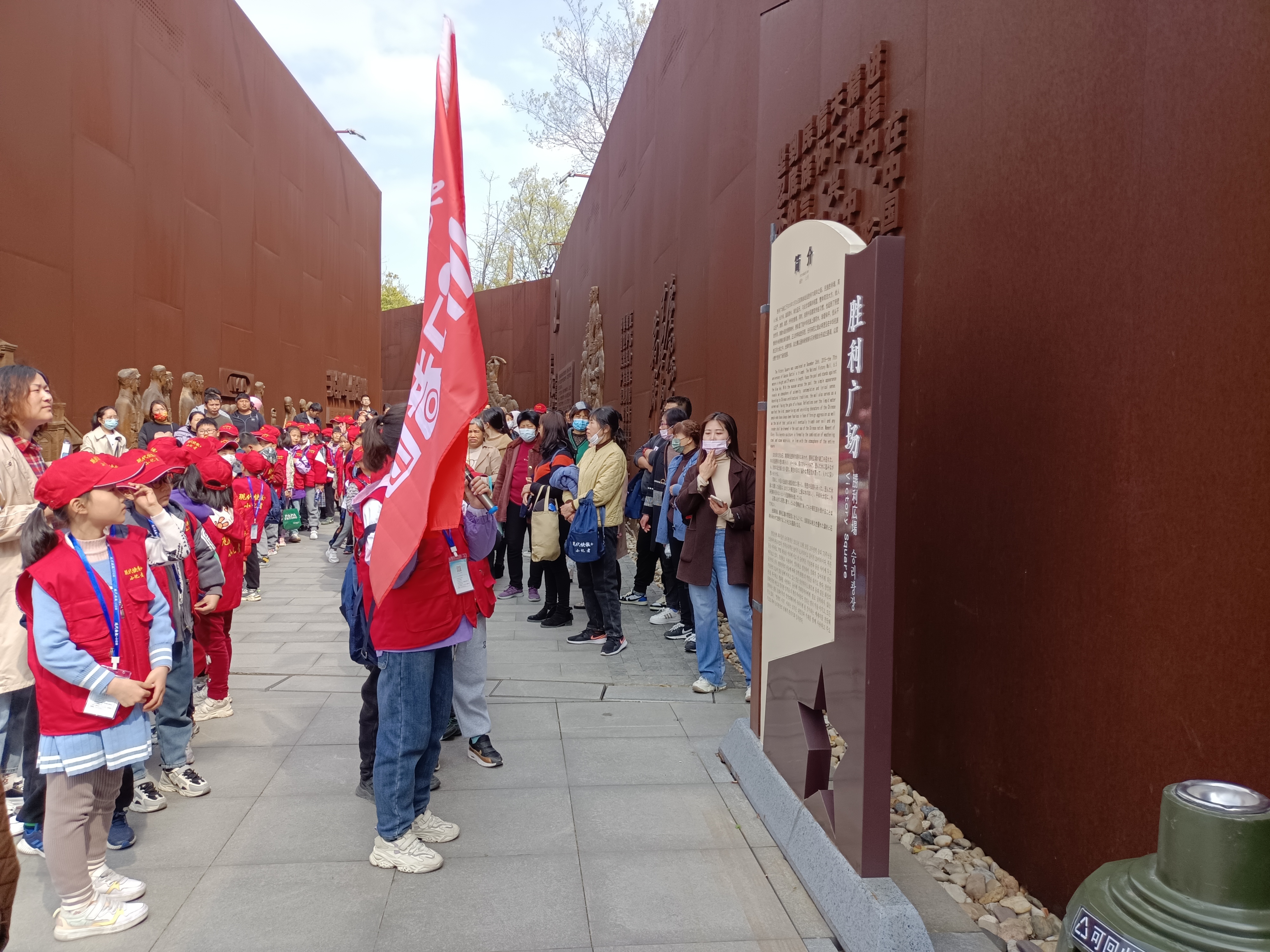 缅怀革命先烈,传承红色精神,缅怀革命先烈,弘扬红色精神。