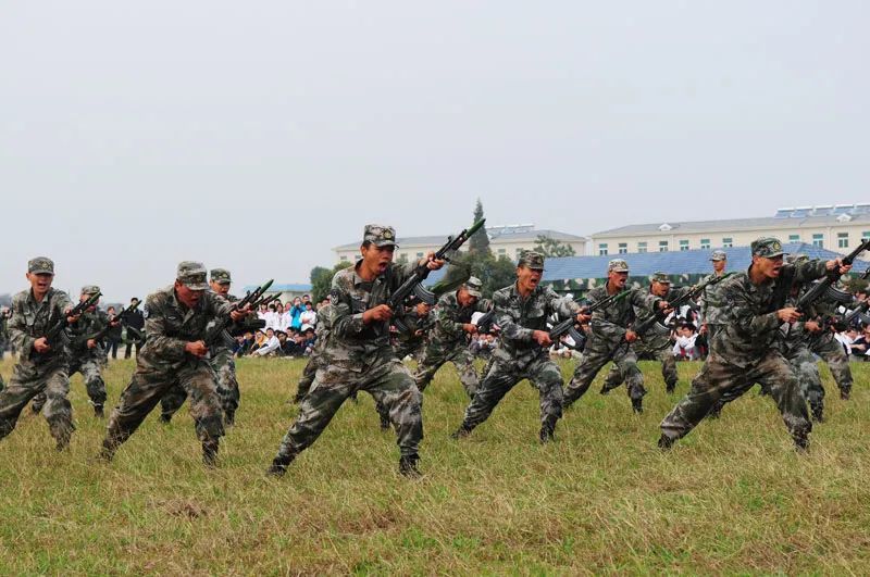 一往无前,某部队的坚定前行,某部队坚定前行,一往无前展雄风