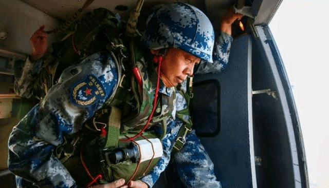 空降兵第15军军长,铁血英雄的传奇人生,铁血传奇,空降兵第15军军长的人生轨迹