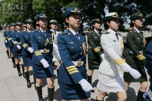 部队女兵可以穿高跟鞋吗？——对军事规范与性别平等的探讨，部队女兵高跟鞋穿着规定，军事规范与性别平等的探讨
