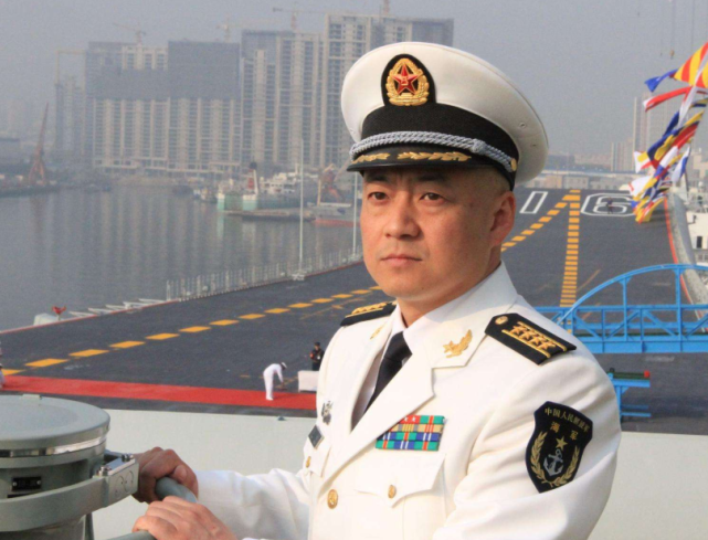 航母舰长与县长，两种角色的深度对比与解析，航母舰长与县长，角色深度对比与解析