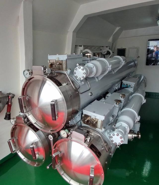三联装鱼雷发射管，现代海军武器的核心要素，三联装鱼雷发射管，现代海军武器的核心装备