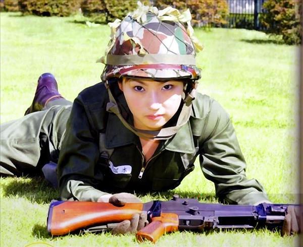 中央军事频道女兵谭如熙，新时代的女兵风采，中央军事频道女兵谭如熙，新时代女兵的风采展现