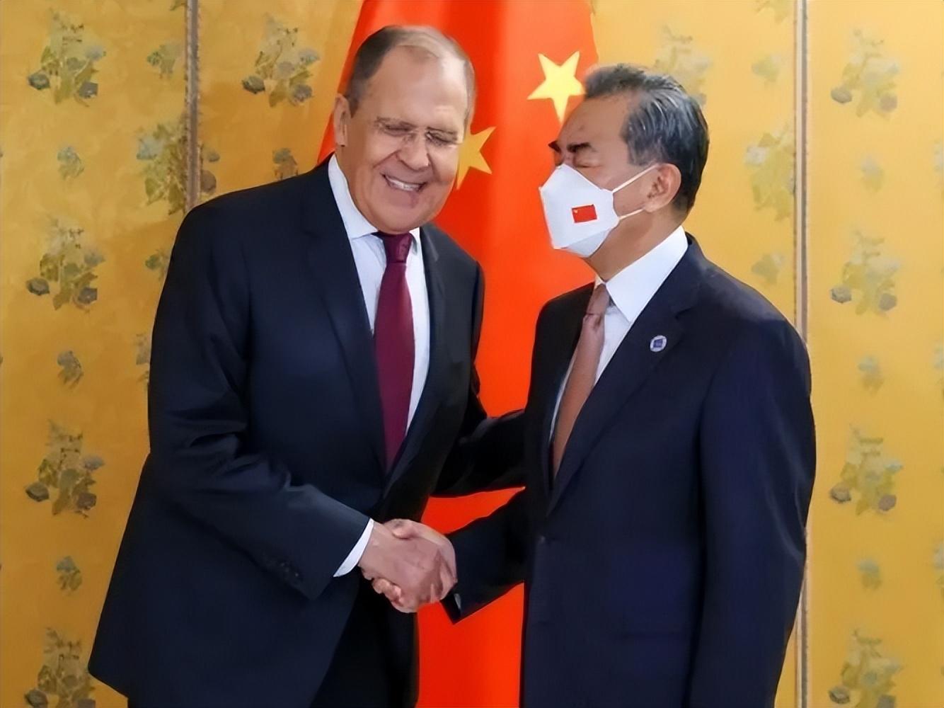 中国航母的体型究竟有多大？探究中国航母的发展历程与规模，中国航母体型揭秘，探究航母发展历程与规模