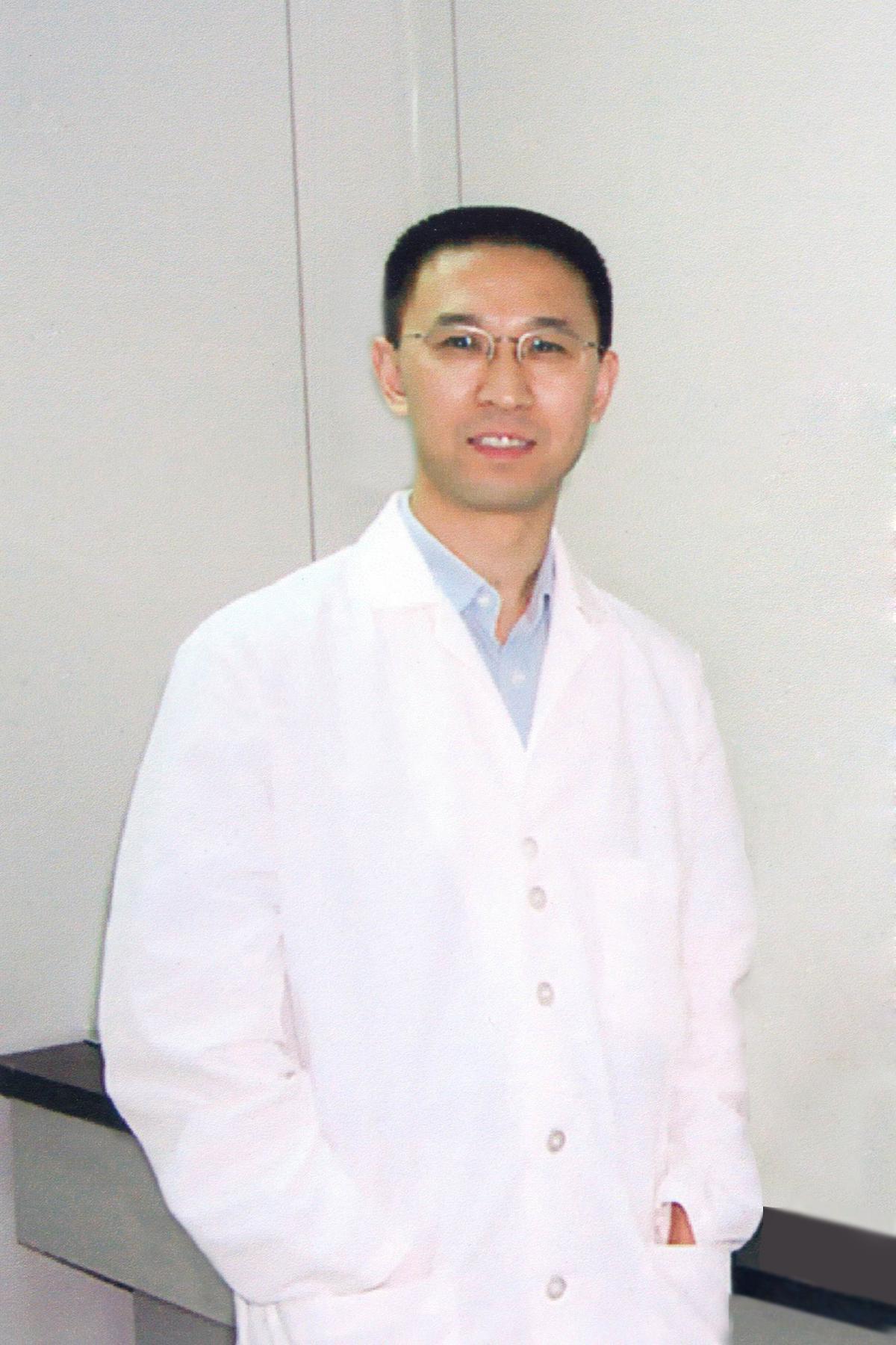 中央电视台新闻联播主持人海霞，时代的见证与声音的担当，海霞，时代见证者，新闻联播的声音担当