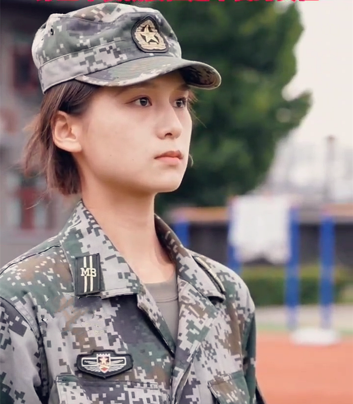 女兵穿军装的样子，坚韧与柔美的完美结合，女兵军装风采，坚韧与柔美的完美融合