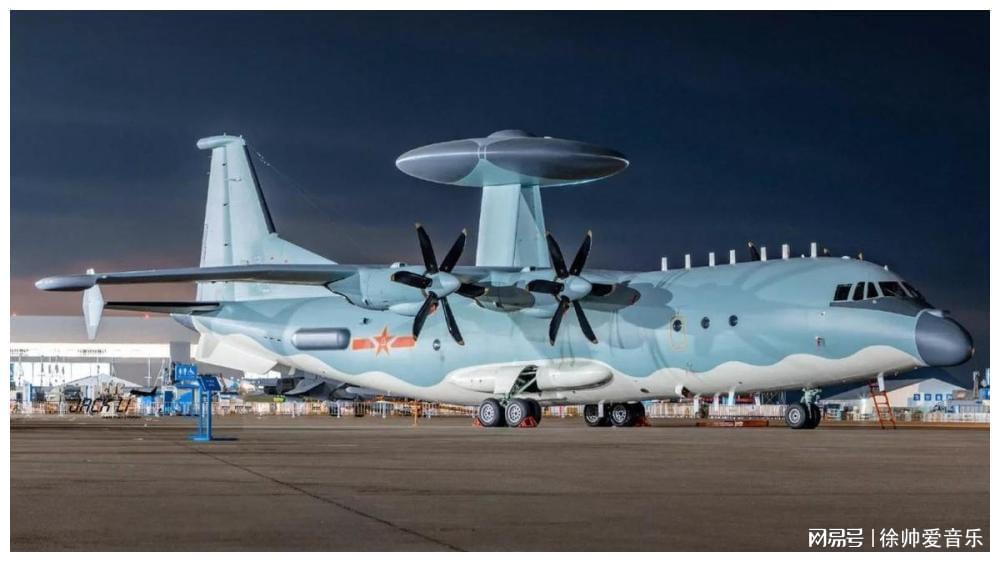 辽宁舰预警机，中国海军航空兵力量的新里程碑，中国海军航空兵新里程碑，辽宁舰预警机亮相展实力