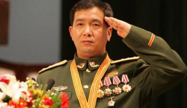 揭秘丁晓兵断臂照片背后的故事，谁拍摄了这张感人至深的影像？，揭秘丁晓兵断臂照片背后的故事，拍摄感人影像的神秘摄影师揭晓。