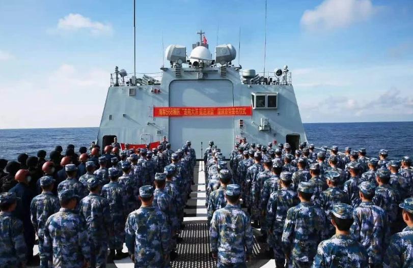 海军三型主战舰艇入列的意义，塑造蓝水海军强国梦的重要里程碑，海军三型主战舰艇入列，塑造蓝水海军强国梦的关键里程碑