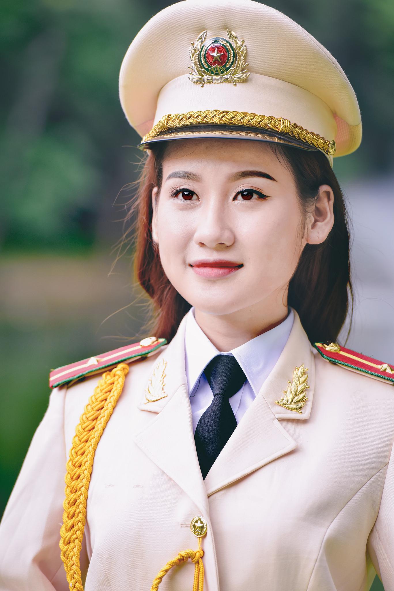 中国女兵照片图片，展现铿锵玫瑰的英勇风采，中国女兵，铿锵玫瑰的英勇风采图片展示