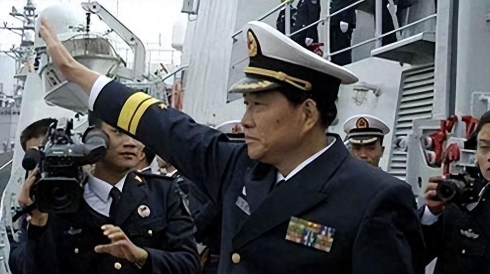 军舰政委与舰长之间的职责与地位比较，军舰政委与舰长，职责与地位对比解析