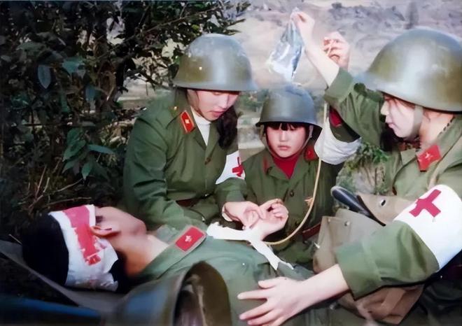 中国女兵施黛与越南兵，跨越国界的友谊与勇气，跨越国界的友谊与勇气，中国女兵施黛与越南兵的深厚情谊