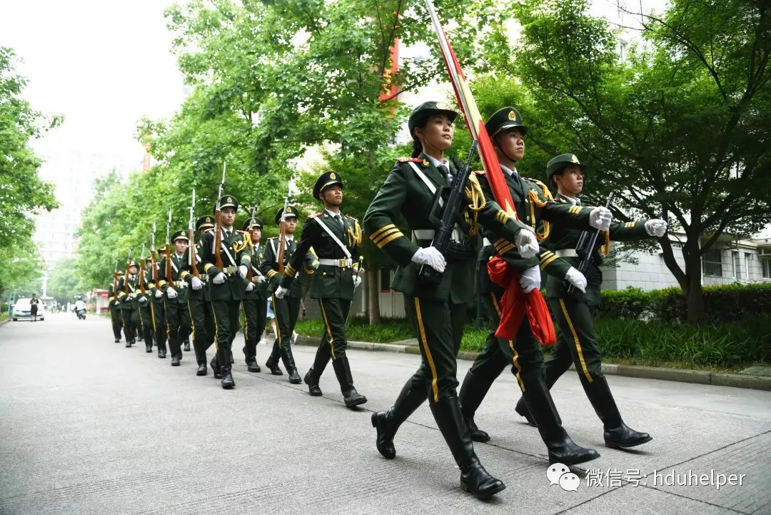 国旗护卫队女队员，荣耀与担当，国旗护卫队女队员，荣耀与担当的巾帼英雄
